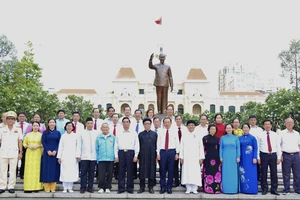 Lãnh đạo TP.HCM dâng hương, dâng hoa tưởng niệm Chủ tịch Hồ Chí Minh