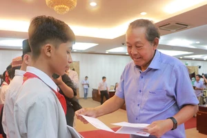 Trao học bổng cho học sinh dân tộc Chăm