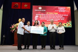 Nguyên Phó Thủ tướng Trương Hòa Bình trao học bổng cho HSSV gia đình chính sách