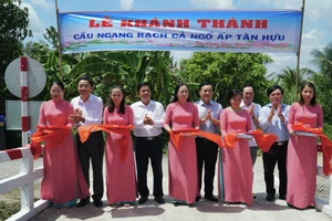 Khánh thành cầu 588 triệu và trao 30 học bổng cho học sinh khó khăn tại tỉnh Đồng Tháp