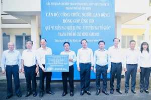 Thành ủy TP.HCM trao 400 triệu ủng hộ Quỹ “Vì biển đảo quê hương..."