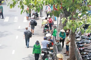 Người dân TP.HCM sẽ được giám sát việc thu phí sử dụng tạm thời lòng đường, vỉa hè
