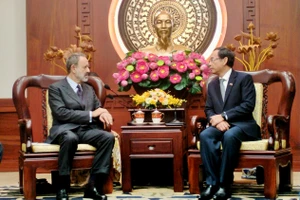 Bí thư Thành ủy TP.HCM Nguyễn Văn Nên tiếp ông Marco della Seta, tân Đại sứ Italia tại Việt Nam. Ảnh: HỒNG THẮM