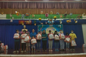 Mang "Vầng trăng yêu thương" đến cho trẻ mồ côi, có hoàn cảnh đặc biệt