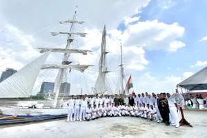 Tàu huấn luyện Hải quân Ấn Độ Sudarshini thăm TP.HCM