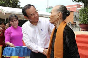 Bí thư TP.HCM Nguyễn Văn Nên đề nghị huyện Hóc Môn giải quyết rốt ráo vấn đề đất đai