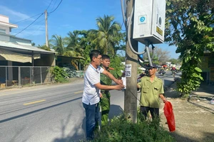 Huyện Củ Chi thu thập số điện thoại trên cột điện bàn giao cho Công an