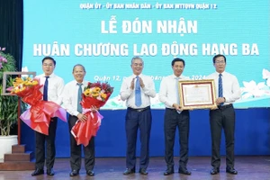 Quận 12 đón nhận Huân chương Lao động hạng Ba