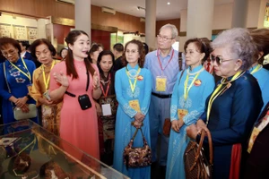 Hơn 100 kiều bào tiêu biểu dâng hương tưởng niệm các Vua Hùng