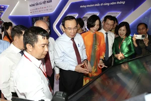 Đại biểu tham dự Hội Báo toàn quốc 2024 dâng hoa Chủ tịch Hồ Chí Minh