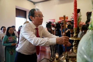 Lãnh đạo TP.HCM dâng hương tưởng niệm Chủ tịch Hồ Chí Minh, anh hùng liệt sĩ dịp 30-4