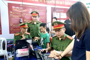 Quận 5, TP.HCM giúp người dân cấp Thẻ căn cước tại ngày hội Chuyển đổi số và Đề án 06