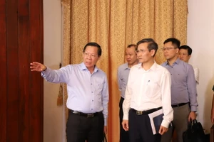 Chủ tịch TP.HCM Phan Văn Mãi kiểm tra công tác chuẩn bị Lễ tang tại Hội trường Thống Nhất