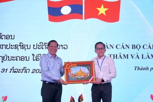 Chủ tịch UBND TP.HCM tiếp đoàn cán bộ cấp cao của Đảng Nhân dân Cách mạng Lào