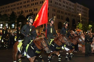 Hàng ngàn người đổ về phố đi bộ Nguyễn Huệ xem diễu hành kỵ binh
