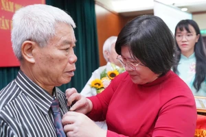 Đảng ủy Khối Dân - Chính - Đảng TP.HCM trao Huy hiệu Đảng dịp 2-9 cho 29 đảng viên