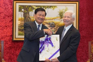 Tổng Bí thư, Chủ tịch nước Lào gặp nguyên Chủ tịch nước Nguyễn Minh Triết, Trương Tấn Sang