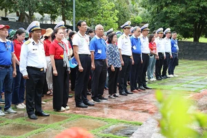 Đoàn công tác Tây Nam thăm cán bộ, chiến sĩ Bộ Tư lệnh Vùng 5 Hải quân