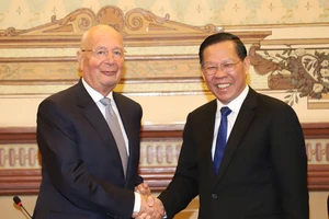 Chủ tịch Diễn đàn Kinh tế Thế giới muốn giúp TP.HCM phát triển nguồn nhân lực