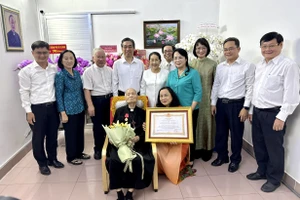 Linh mục Phan Khắc Từ nhận Huân chương Lao động hạng Ba