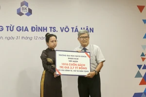 Kiều bào Mỹ tặng lô sách quý trị giá 2,7 tỉ đồng cho trường ĐH Bách Khoa TP.HCM