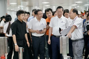 Chủ tịch TP.HCM Phan Văn Mãi dùng app Công dân số để đi metro