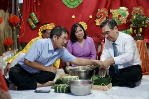 Ông Nguyễn Phước Lộc cùng người dân quận 7 gói bánh chưng vui Tết Ất Tỵ 2025