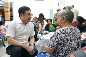 Phó Chủ tịch Thường trực UBND TP. HCM Dương Ngọc Hải thăm các gia đình vụ cháy ở hẻm 42 Trần Đình Xu, quận 1