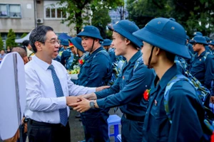 435 thanh niên quận 10, Tân Bình lên đường nhập ngũ