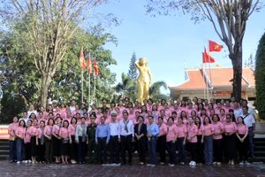 Đoàn cán bộ Mặt trận TP.HCM giao lưu với cán bộ, chiến sĩ Vùng 2 Hải quân