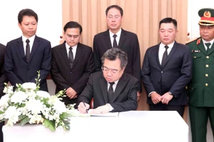 Lãnh đạo TP.HCM đến viếng, ghi sổ tang Đại tướng Khamtay Siphandone, nguyên Chủ tịch nước Lào