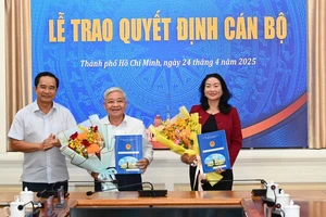 Chủ tịch TP.HCM trao quyết định nghỉ hưu trước tuổi theo nguyện vọng cho 7 cán bộ