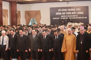 Hàng ngàn người đến viếng nguyên Chủ tịch nước Trần Đức Lương tại Hội trường Thống Nhất