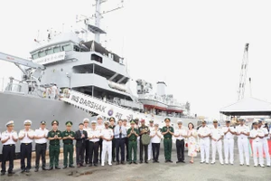 Tàu Hải quân Ấn Độ INS Darshak cập cảng Bến Nhà Rồng, thăm TP.HCM