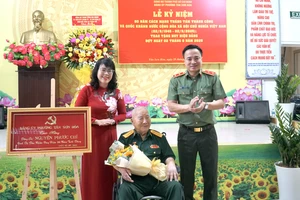 TP.HCM: Trung tướng Mai Hoàng trao Huy hiệu Đảng tại phường Tân Sơn Hoà 