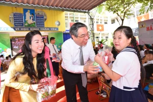 Ông Nguyễn Phước Lộc dự lễ khai giảng cùng trẻ em có hoàn cảnh đặc biệt