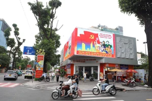 TP.HCM: Nhiều nơi rực rỡ cờ, hoa chào mừng Đại hội Đảng bộ TP.HCM lần thứ I