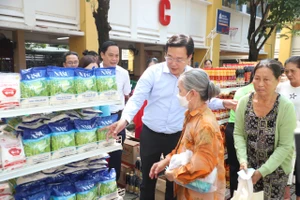 TP.HCM: Ông Lê Quốc Phong cùng người dân Bình Phú vui Ngày hội Đại đoàn kết