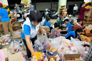 TP.HCM: Xuyên đêm gói từng thùng hàng cứu trợ gửi đến đồng bào miền Trung