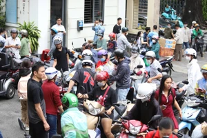 Người dân TP.HCM nườm nượp góp sức giúp đồng bào vùng bão lũ