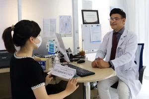 BS CKII Trần Minh Khuyên trò chuyện với một bệnh nhân mắc bệnh về tâm thần do gặp áp lực chuyện gia đình.