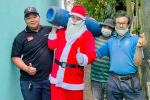 Ông già Noel Phạm Thanh Bình đã trao bình ôxy cho hơn 3.000 bệnh nhân nghèo Ảnh: THẢO PHƯƠNG