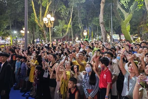 Người dân ấn tượng với màn biểu diễn văn nghệ, bắn pháo hoa nghệ thuật trong buổi lễ kỷ niệm chào mừng 325 TP Biên Hòa - Đồng Nai