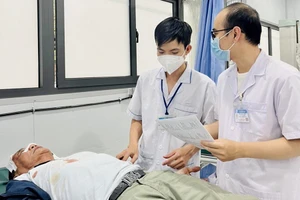 Một bệnh nhân bị tai nạn giao thông đang được cấp cứu tại BV Thống Nhất. Ảnh: BVCC