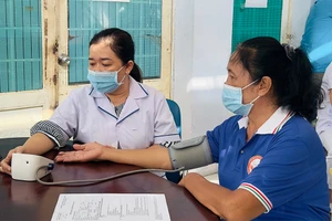 Người cao tuổi khám sức khỏe tại đợt triển khai thí điểm khám sức khỏe, phát hiện sớm bệnh không lây nhiễm ở người cao tuổi trên địa bàn TP.HCM năm 2023. Ảnh: TRẦN MINH