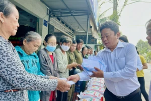 Báo Pháp Luật TP.HCM, Văn phòng Thừa phát lại Sa Đéc tặng quà tết tại Đồng Tháp