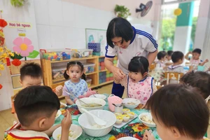 Bữa ăn bán trú của các bé Trường Mầm non Hạnh Thông Tây, quận Gò Vấp. Ảnh: NGUYỄN QUYÊN