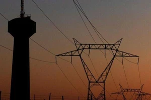 Cột điện cao thế ở tỉnh Normandy, Pháp. ẢNH: AFP