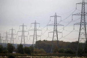 Dãy cột điện cao thế gần cảng Ellesmere của Anh. ẢNH: REUTERS