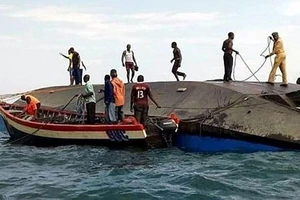 Hiện trường một vụ lật thuyền ở Nigeria. ẢNH: BBC